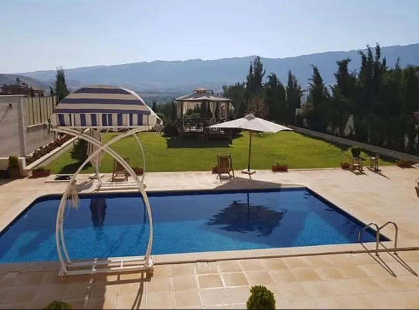 Spacious villa with lush garden, multiple bedrooms with views in Damascus — main photograph